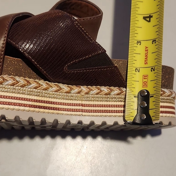 FLEXI WOMEN'S SIZE 8 BROWN PLATAFORM SANDALS. - Picture 11 of 11